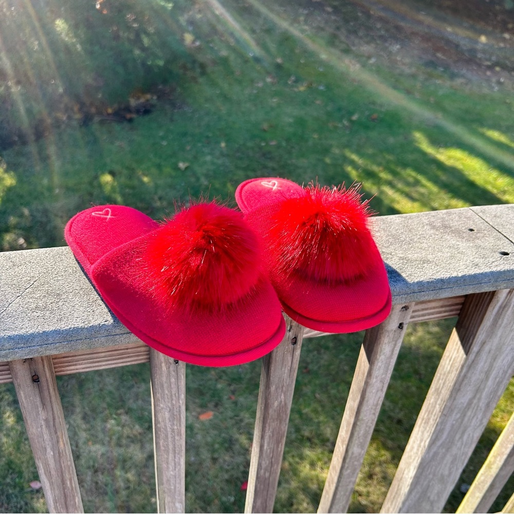 NEW Victoria’s Secret Red Fluffy Slippers Large 9 10 Christmas gift Christmas